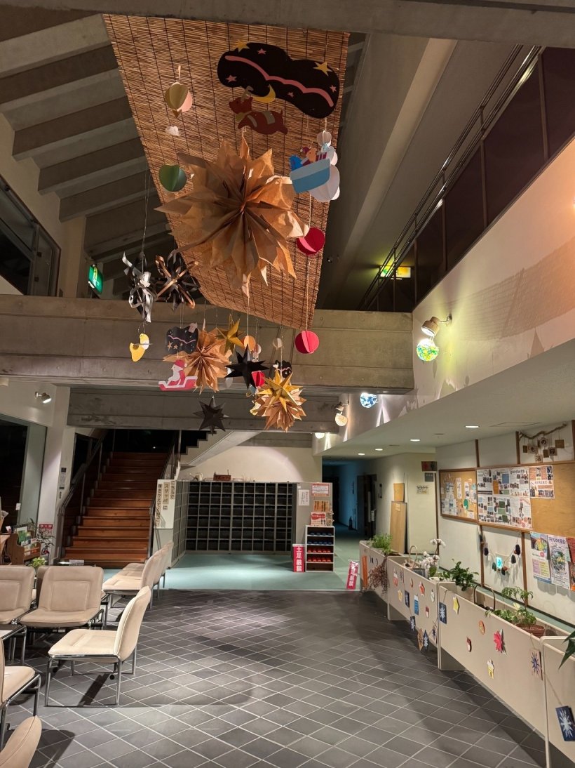 ライトに照らされたロビーの冬のい飾り